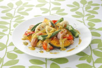カレー風味ドレッシングで作るソーセージと揚げ野菜のサラダ