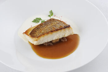 マイユレシピ 真鯛のロティリンゴとタマネギのコンフィ添え